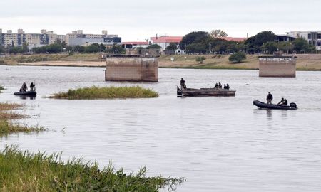 La Municipalidad y el Ejército iniciaron un trabajo de al menos tres meses para remover camalotes y mantener limpia la Laguna Setúbal. La Municipalidad y el Ejército iniciaron un trabajo de al menos tres meses para remover camalotes y mantener limpia la Laguna Setúbal.