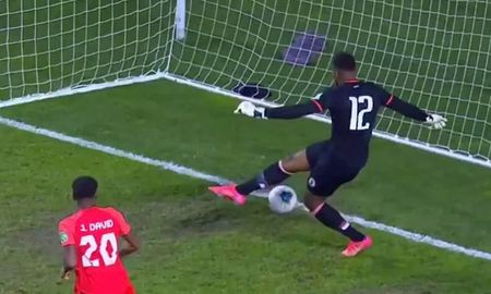 El video del increíble gol en contra se volvió viral en todas las redes sociales. El video del increíble gol en contra se volvió viral en todas las redes sociales.