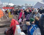 Los refugiados ucranianos cruzan las frontera hacia Polonia. Son todos mujeres y niños porque los hombres deben quedarse en el país como reservistas. Los refugiados ucranianos cruzan las frontera hacia Polonia. Son todos mujeres y niños porque los hombres deben quedarse en el país como reservistas.