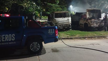 Susto y preocupación en Villa Hipódromo: incendiaron un camión y debieron intervenir los bomberos