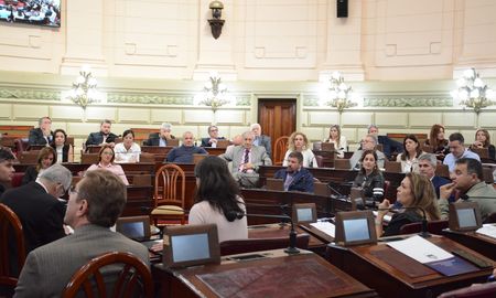 La Asamblea Legislativa debió pasar a un cuarto intermedio cuando, en pleno funcionamiento, recibió la nota del Poder Ejecutivo para retirar los pliegos de los magistrados postulados. La Asamblea Legislativa debió pasar a un cuarto intermedio cuando, en pleno funcionamiento, recibió la nota del Poder Ejecutivo para retirar los pliegos de los magistrados postulados.