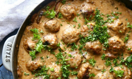 Las albóndigas Stroganoff son una gran alternativa a las tradicionales con salsa de tomate. Las albóndigas Stroganoff son una gran alternativa a las tradicionales con salsa de tomate.