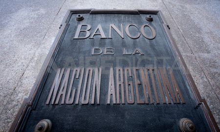 A último momento, a raíz de diferencias con sectores de la oposición, el Gobierno cedió y quitó al Banco Nación y sus empresas subsidiarias de la lista de empresas sujetas a privatización del dictamen de la Ley Bases. A último momento, a raíz de diferencias con sectores de la oposición, el Gobierno cedió y quitó al Banco Nación y sus empresas subsidiarias de la lista de empresas sujetas a privatización del dictamen de la Ley Bases.