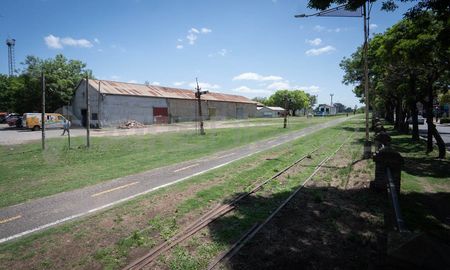 La venta de terrenos al norte de la Estación Belgrano preocupa a los vecinos de Candioti Norte, Candioti Sur y 7 Jefes. La venta de terrenos al norte de la Estación Belgrano preocupa a los vecinos de Candioti Norte, Candioti Sur y 7 Jefes.
