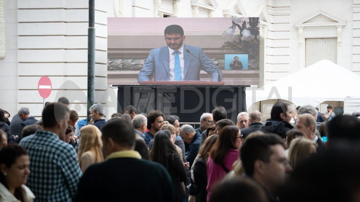 Un nutrido grupo de personas siguió desde afuera de la Legislatura el discurso del gobernador Maximiliano Pullaro.