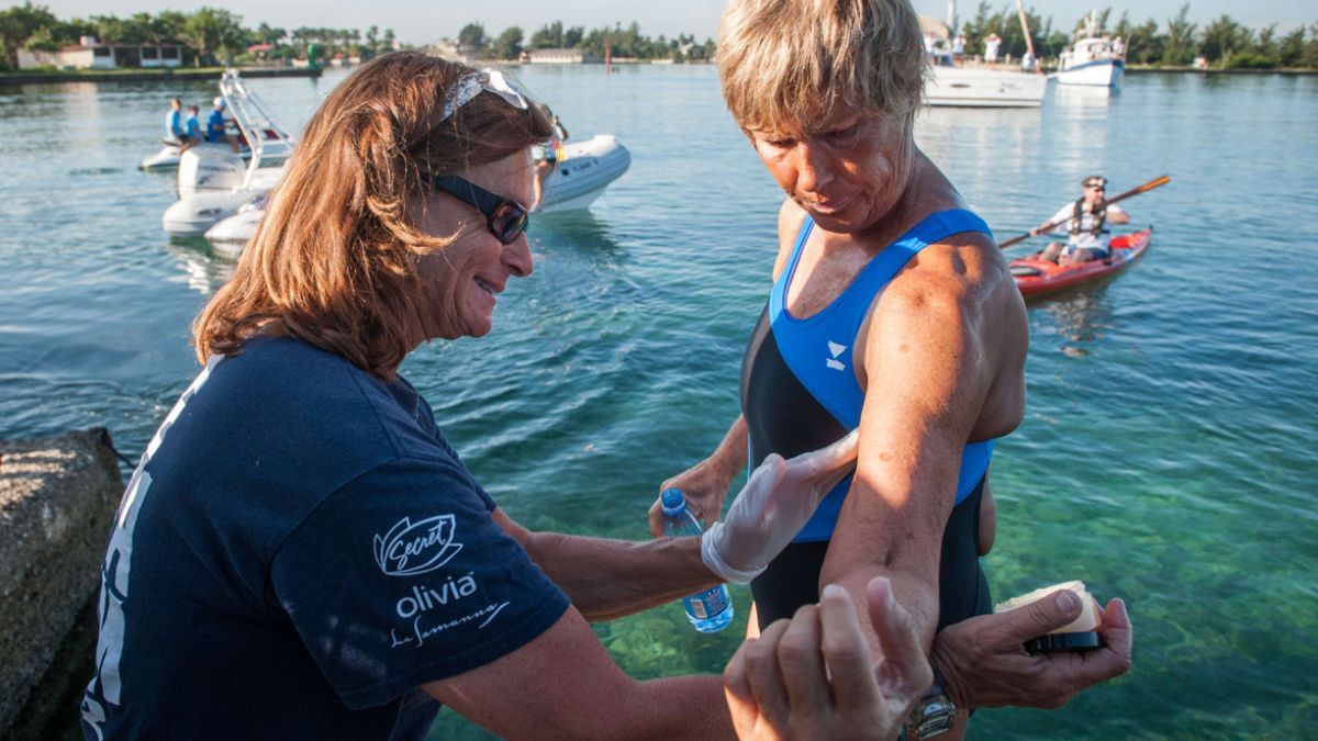 A las 9 (hora local) del sábado 31 de agosto de 2013 y, desde el Club Náutico Internacional Hemingway de la capital cubana, Nyad comenzó su quinto intento. En la foto, junto a su ex pareja y entrenadora, Bonnie Stoll, poco antes de lanzarse al mar. A las 9 (hora local) del sábado 31 de agosto de 2013 y, desde el Club Náutico Internacional Hemingway de la capital cubana, Nyad comenzó su quinto intento. En la foto, junto a su ex pareja y entrenadora, Bonnie Stoll, poco antes de lanzarse al mar.