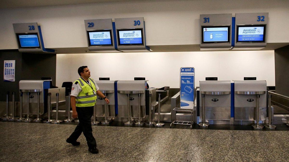 Demoras y cancelaciones en Aeroparque por una protesta de trabajadores aeronáuticos.