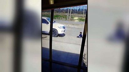 Un nene se sentó delante de una camioneta, el conductor no lo vio y le pasó por encima