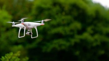 Realizaba pruebas de vuelo con su drone y un vecino lo derribó de un escopetazo