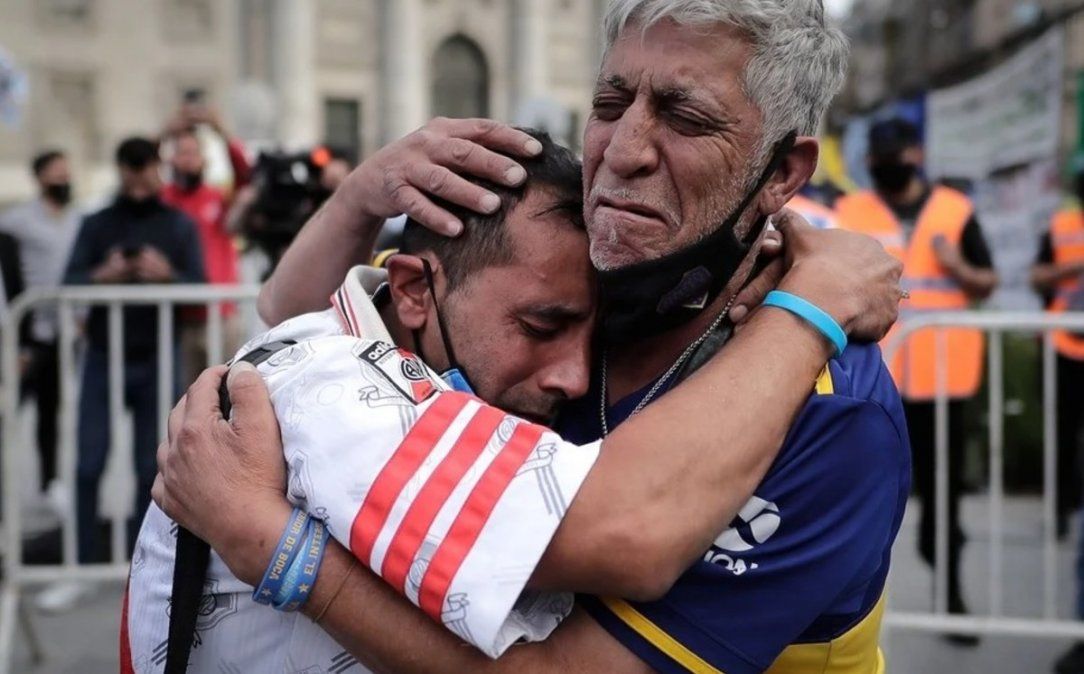 Estos hinchas de Boca y de River, con sus respectivas camisetas, dejaron la rivalidad de lado y lloraron juntos en la despedida de Diego Maradona.