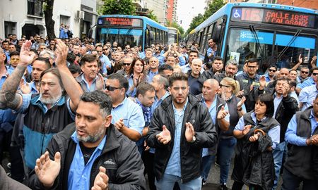 Centenares de choferes despidieron a César Roldán, asesinado el sábado mientras cumplía servicios en la línea 116. Centenares de choferes despidieron a César Roldán, asesinado el sábado mientras cumplía servicios en la línea 116.