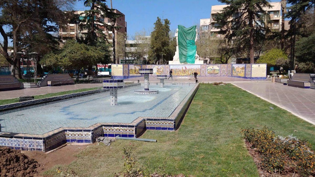 Una plaza de Mendoza se hizo viral en Twitter por el brillo de sus veredas y la declararon la más linda del país&nbsp;
