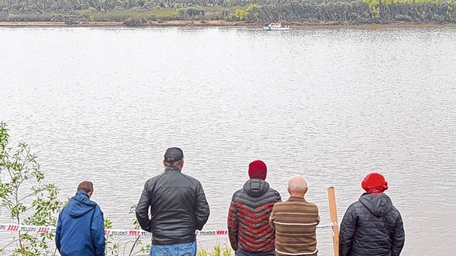 Naufragio en el Paraná: vigilia y misa frente al río