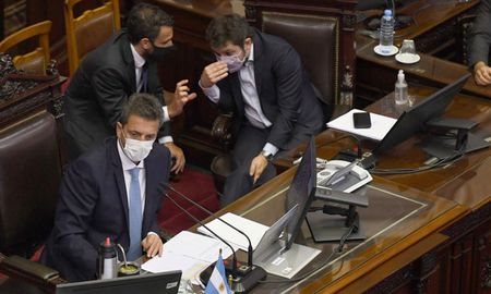 Con 241 votos a favor y 3 abstenciones y luego de más de 20 horas de debate, la cámara baja aprobó y giró al Senado el proyecto para que sea tratado esta misma semana. Con 241 votos a favor y 3 abstenciones y luego de más de 20 horas de debate, la cámara baja aprobó y giró al Senado el proyecto para que sea tratado esta misma semana.
