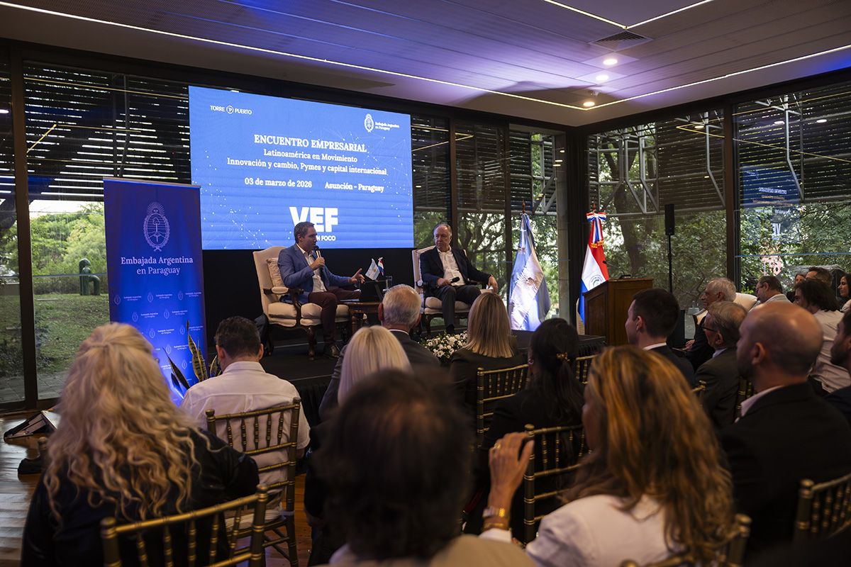 El embajador Guillermo Nielsen participó del conversatorio junto al analista económico Damián Di Pace. El embajador Guillermo Nielsen participó del conversatorio junto al analista económico Damián Di Pace.