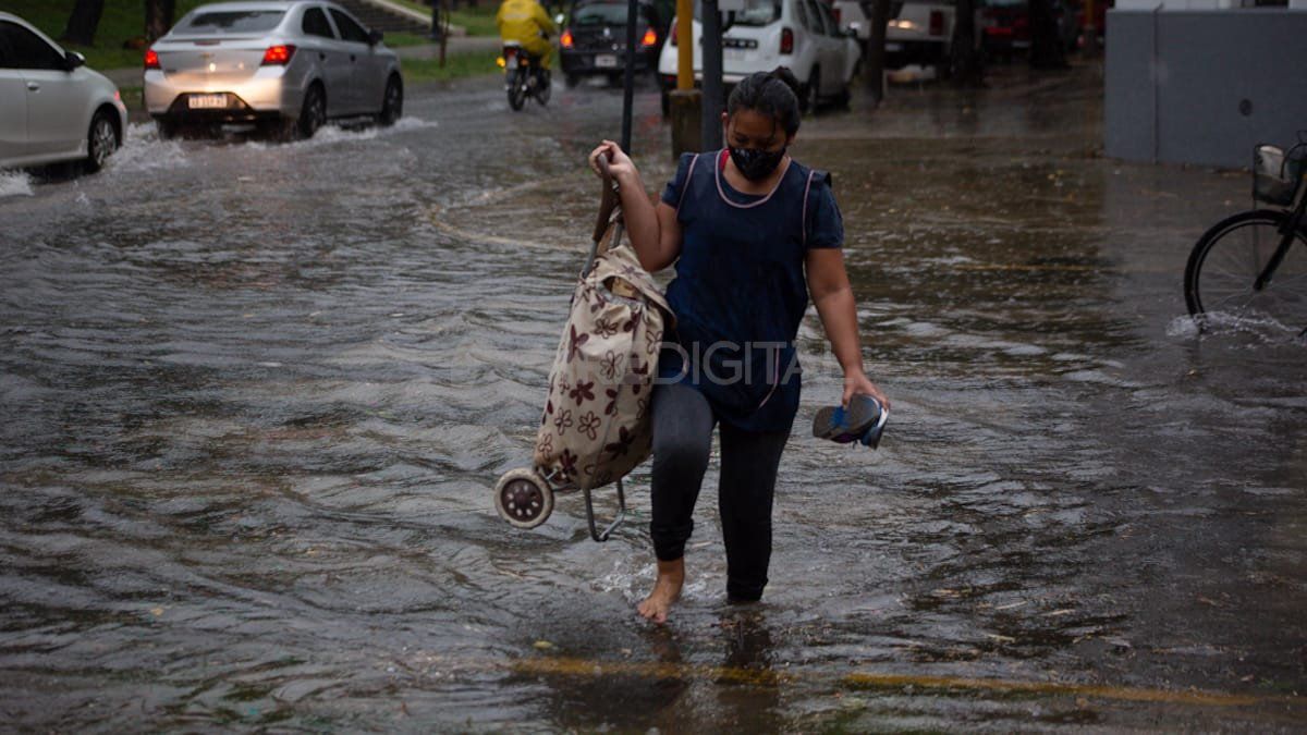 En las calles del centro hay mucha agua acumulada por la tormenta.