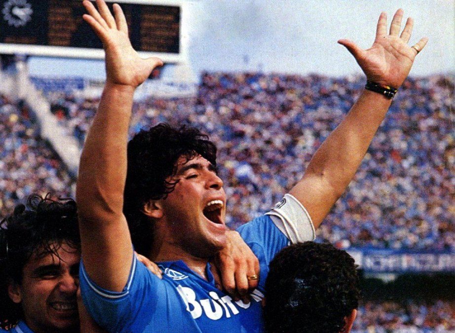 Maradona consiguió en Napoli dos Scudettos, una Copa de Italia y una Supercopa de Italia, además de la Copa UEFA.