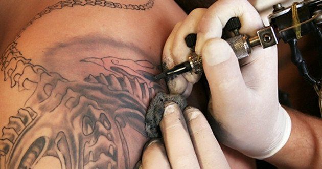 Científicos revelan que las tintas para tatuajes pueden tener bacterias