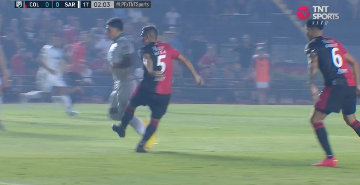 Cristian Vega cometió un penal absurdo y le permitió a Sarmiento ponerse en ventaja sobre Colón.