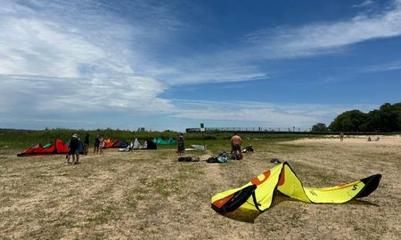 Kitesurf, el deporte extremo que conquista la Laguna Setúbal de Santa Fe. Kitesurf, el deporte extremo que conquista la Laguna Setúbal de Santa Fe.