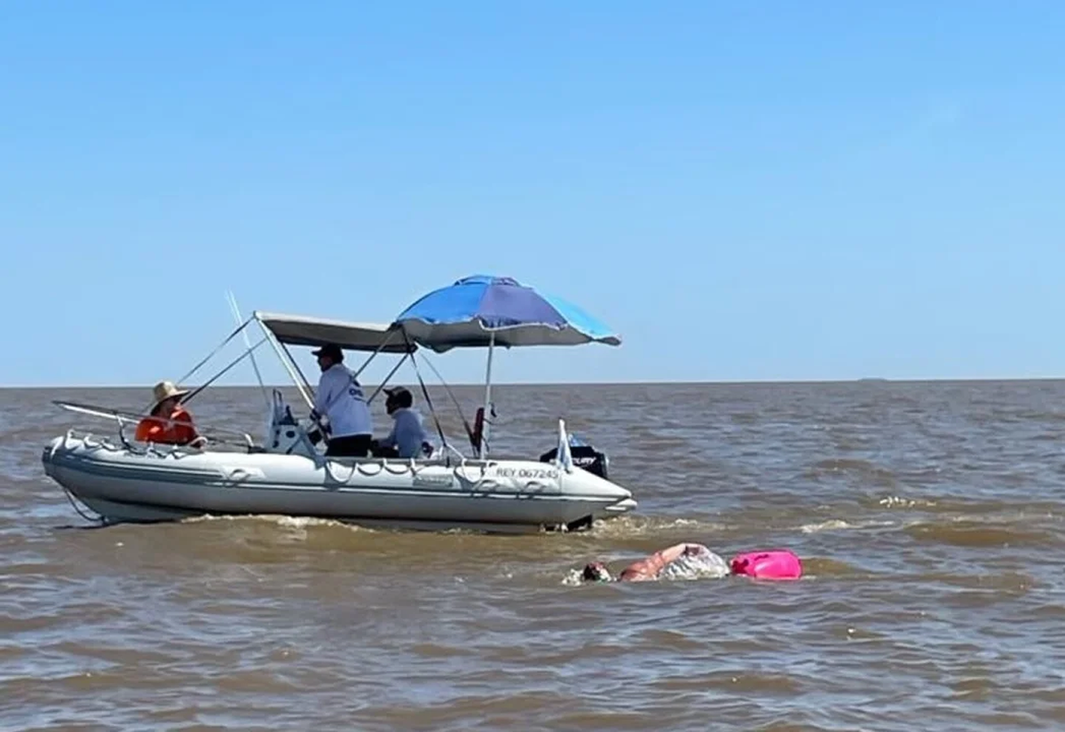 El médico uruguayo en pleno cruce a nado del Río de la Plata. Foto: Hugo Lemos. El médico uruguayo en pleno cruce a nado del Río de la Plata. Foto: Hugo Lemos.