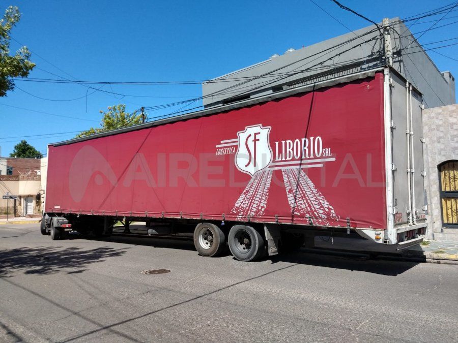 El camión de gran porte que provocó el accidente estacionado en la puerta de la Comisaría Quinta.