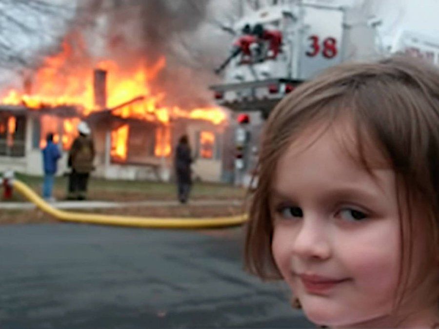 La nena de uno de los memes más famosos vendió su imagen viral por casi medio millón de dólares.