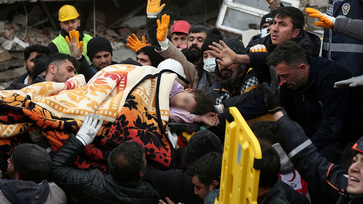 Una niña herida es rescatada tras el terremoto en Turquía y Siria.