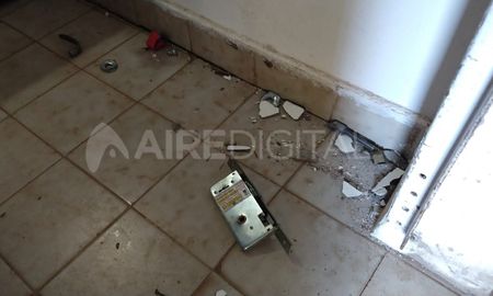 Destrozaron la cerradura y entraron a robar Destrozaron la cerradura y entraron a robar