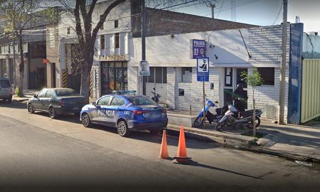 La Comisaría 21 está ubicada en el sur de la ciudad de Rosario. La Comisaría 21 está ubicada en el sur de la ciudad de Rosario.