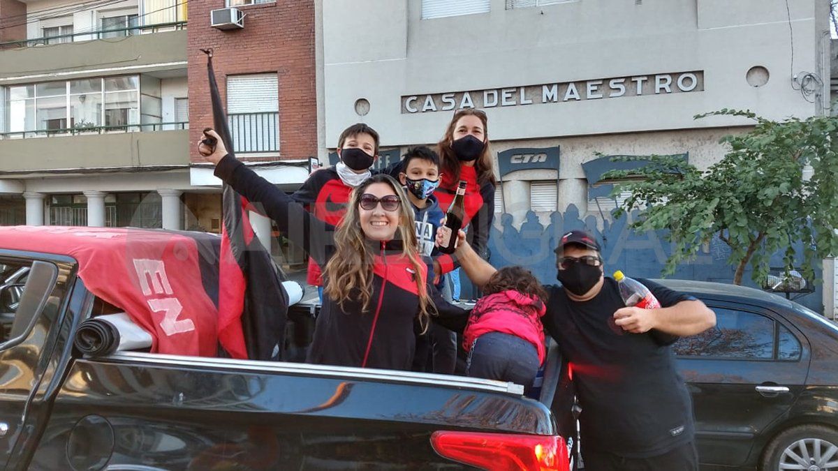 Los autos estuvieron media hora o más detenidos en Bulevar por la cantidad de personas convocadas.