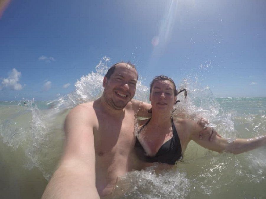 Fotos: se fueron de vacaciones, perdieron la cámara en el mar y  a casi dos años les pasó algo insólito