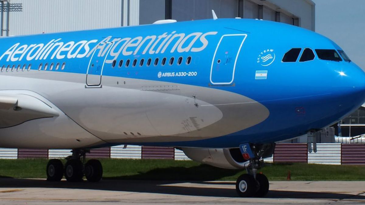 Aerolíneas Argentinas demoró vuelos desde Aeroparque a causa de un paro de los trabajadores de áreas técnicas. 
