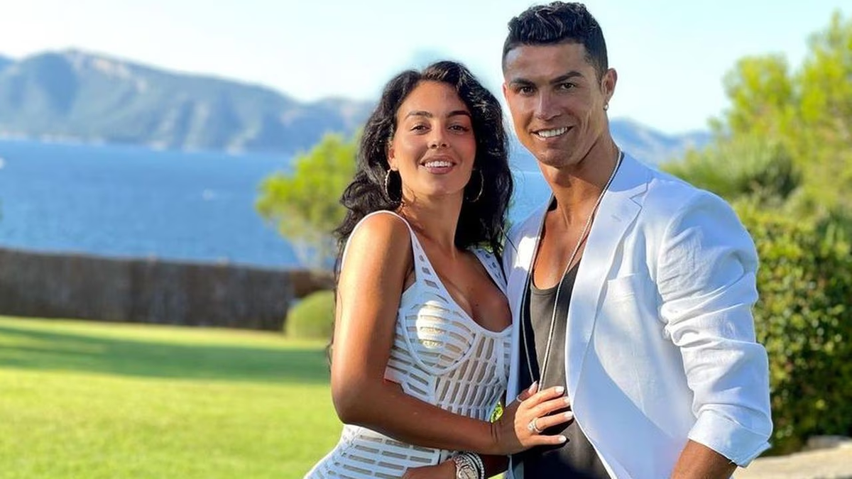 Cristiano Ronaldo escap&oacute; de Arabia Saudita junto a su familia tras los bombardeos.