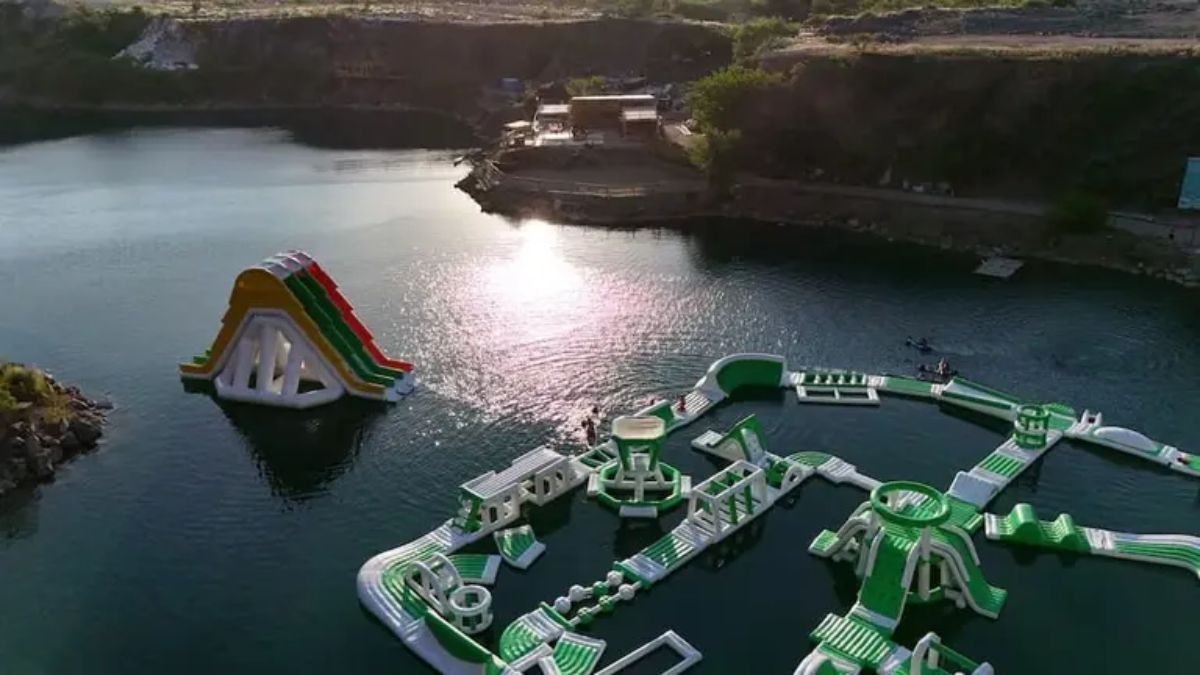 La Laguna Azul nació de una cantera inundada y hoy se posiciona como uno de los espejos de agua más impactantes de Córdoba.