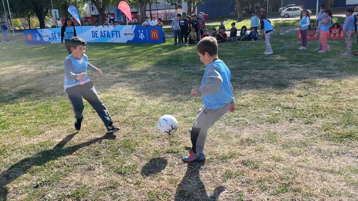 McDonald's organizó clínicas de fútbol y talleres de conciencia ambiental para niños y niñas de Santa Fe.