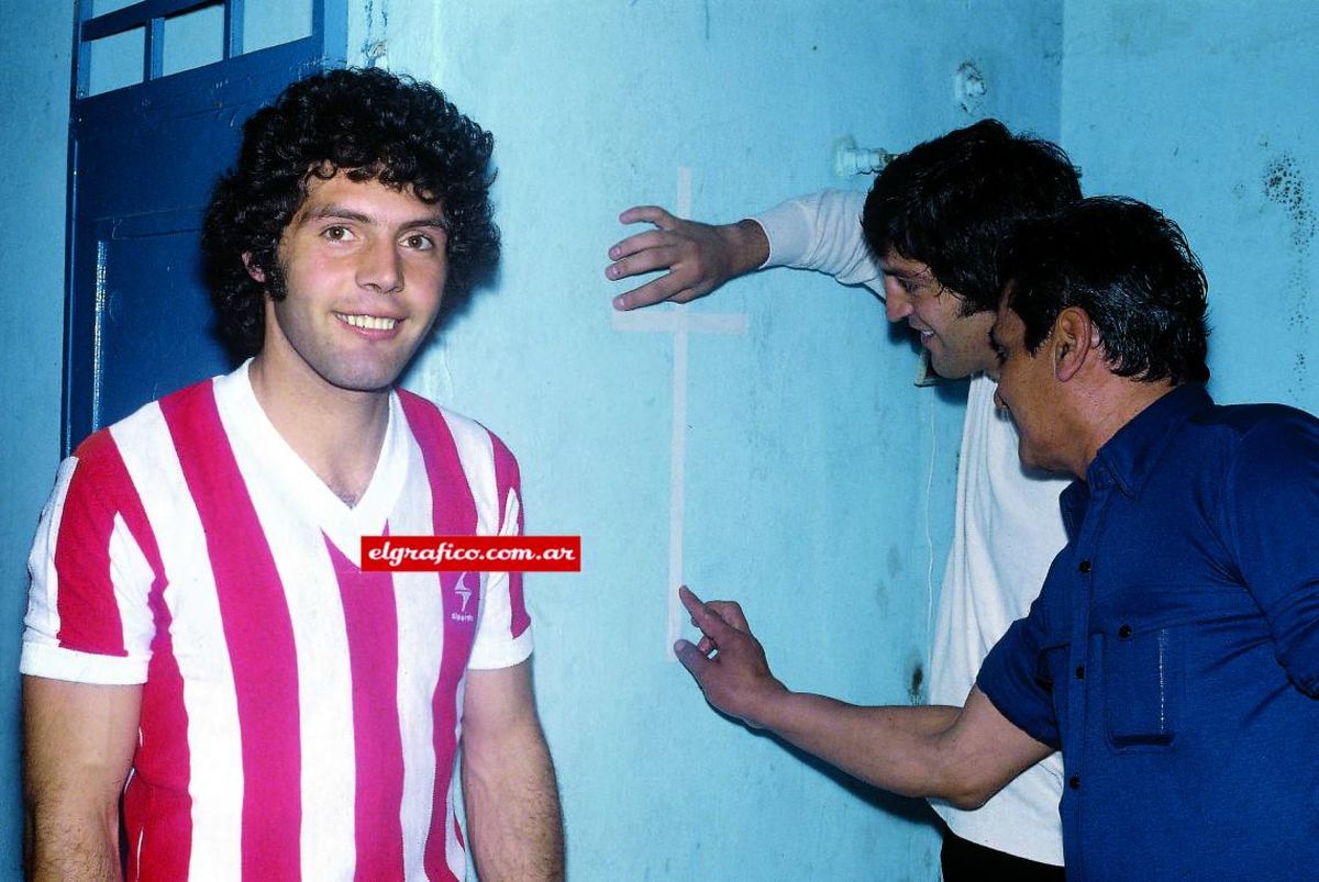 A pesar de la relación que Russo generó con Bilardo cunado jugaba en Estudiantes, el técnico no lo convocó al Mundial de México 1986. A pesar de la relación que Russo generó con Bilardo cunado jugaba en Estudiantes, el técnico no lo convocó al Mundial de México 1986.