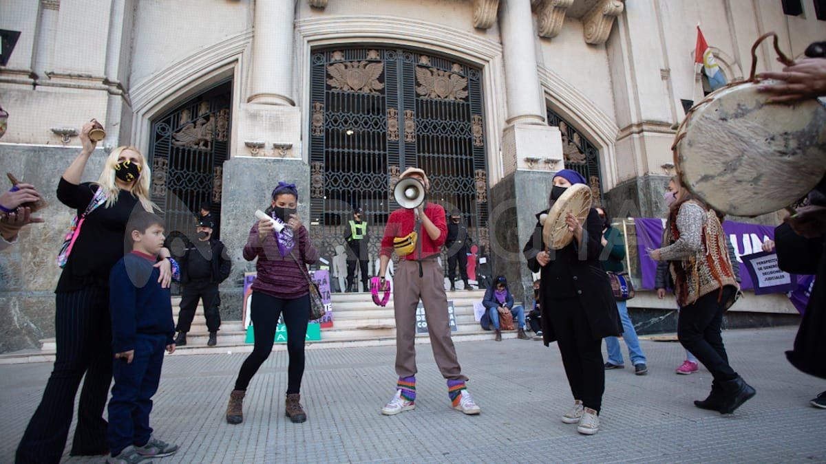 Mujeres realizaron una concentración fuera de tribunales. 
