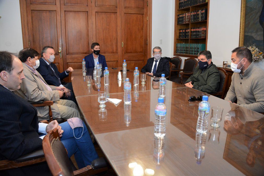 Los senadores se reunieron este jueves en la legislatura santafesina con los representantes sindicales para tratar la problemática del cierre de DOW-
