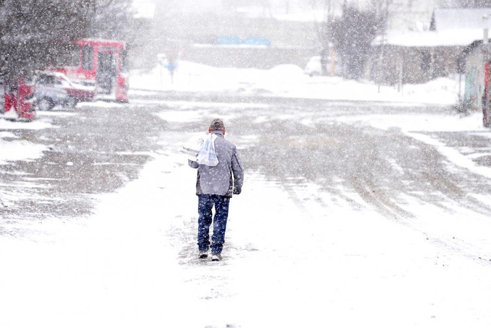 La nieve comenzó a ser más copiosa a partir de las 8 y cubrió las calles de Bariloche. Foto: Alfredo Leiva