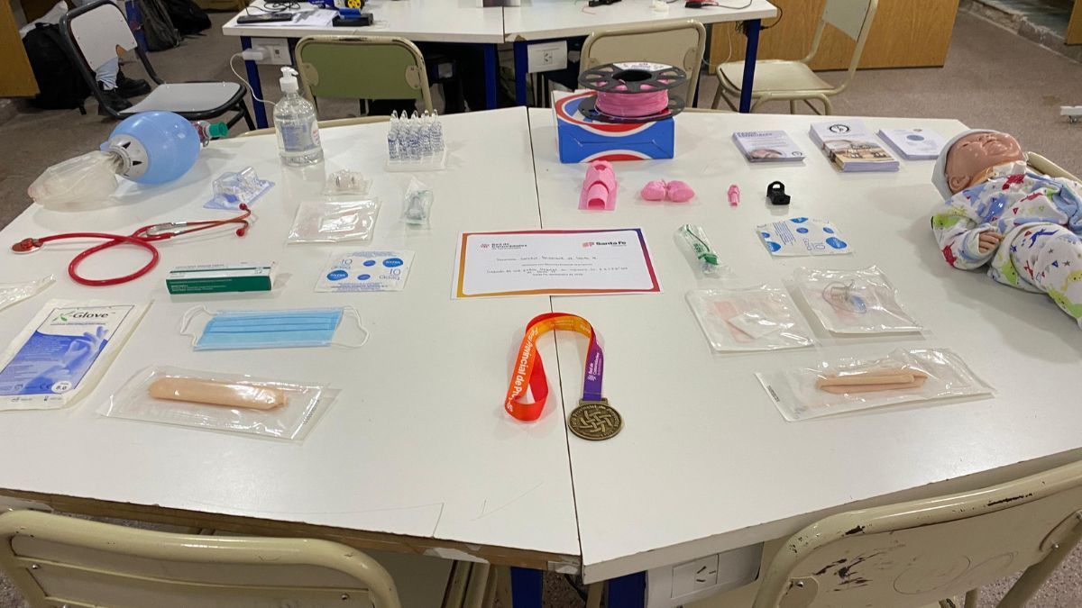 El innovador proyecto utiliza tecnología 3D para ayudar a padres de niños con traqueotomías a practicar procedimientos médicos. El innovador proyecto utiliza tecnología 3D para ayudar a padres de niños con traqueotomías a practicar procedimientos médicos.