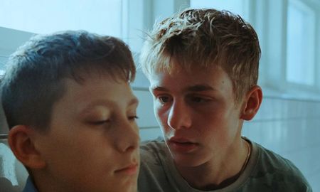 La nueva serie de Netflix despierta intriga con una historia llena de secretos y tensiones familiares. La nueva serie de Netflix despierta intriga con una historia llena de secretos y tensiones familiares.