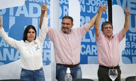 Claudio Leoni junto a Ignacio Jesús Monzón y Andrea Fabiana Paz, flamantes secretario y secretaria adjunta de la Festram. Claudio Leoni junto a Ignacio Jesús Monzón y Andrea Fabiana Paz, flamantes secretario y secretaria adjunta de la Festram.