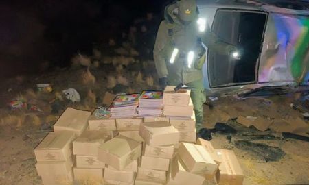 El conductor quiso escapar de un control de Gendarmería en Mendoza y terminó volcando con cientos de paquetes de figuritas y álbumes del Mundial 2026 dentro del auto. El conductor quiso escapar de un control de Gendarmería en Mendoza y terminó volcando con cientos de paquetes de figuritas y álbumes del Mundial 2026 dentro del auto.