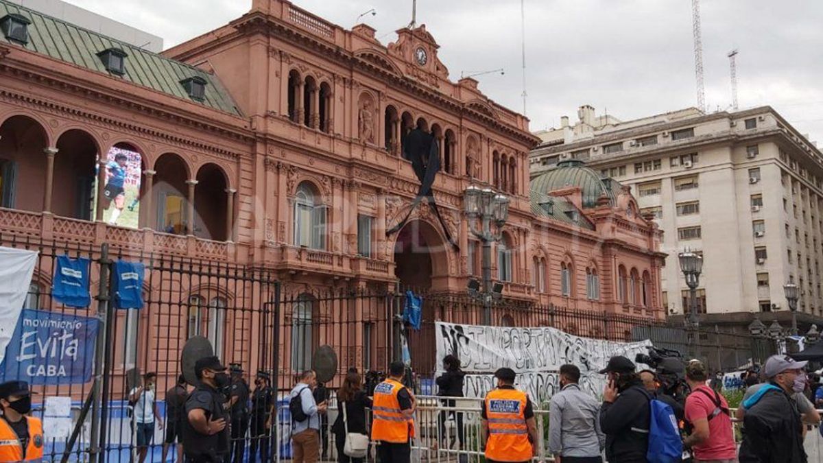 Hay diez cuadras de cola en la Casa Rosada para ingresar a despedir a Diego Maradona.