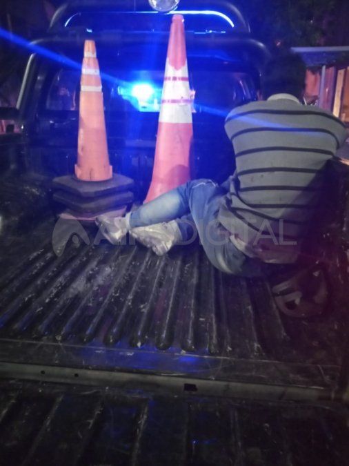 El ladrón de 22 años fue detenido por personal de la policía motorizada. 