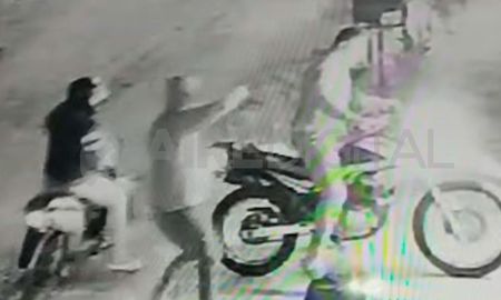 Captura del video: así motochorros asaltaron en 15 segundos a un hombre de 49 años Captura del video: así motochorros asaltaron en 15 segundos a un hombre de 49 años