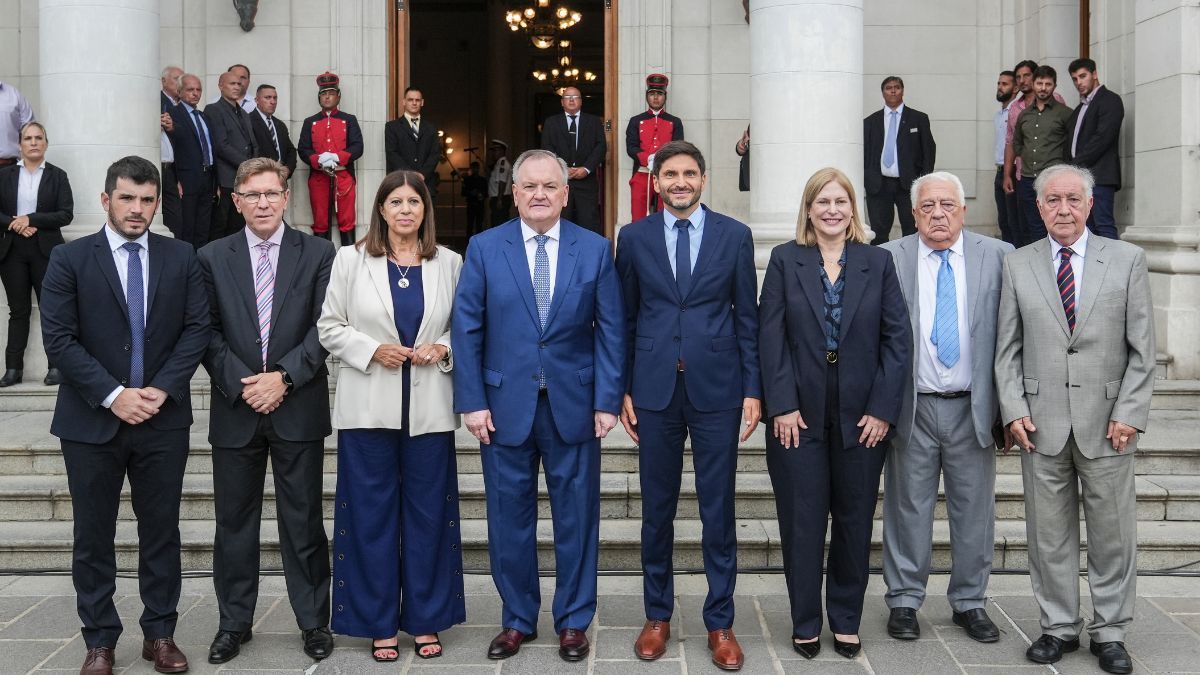 El Gobernador Maximiliano Pullaro fue recibido en la explanada por los senadores Rodrigo Borla (Unidos), Joaquín Gramajo (Unite), Osvaldo Sosa —el único senador justicialista presente— y Clara García. 