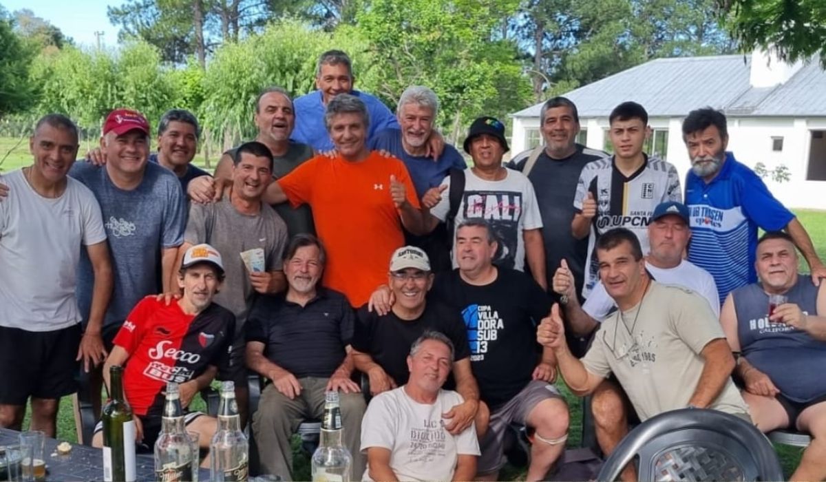 El momento que se festejó la nueva estrella de técnicos b con casi los 23 jugadores del plantel. El momento que se festejó la nueva estrella de técnicos b con casi los 23 jugadores del plantel.