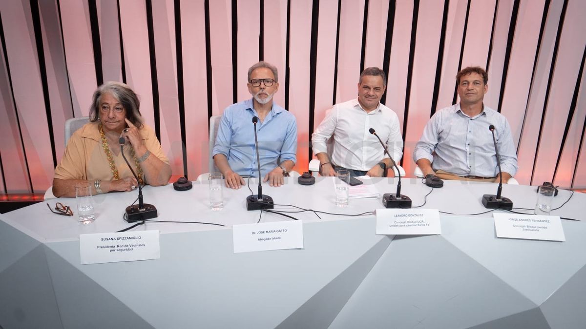 La vecinalista Susana Spizzamiglio y el abogado laboralista José María Gatto junto a los concejales Leandro González (UCR) y Jorge Fernández (PJ). La vecinalista Susana Spizzamiglio y el abogado laboralista José María Gatto junto a los concejales Leandro González (UCR) y Jorge Fernández (PJ).